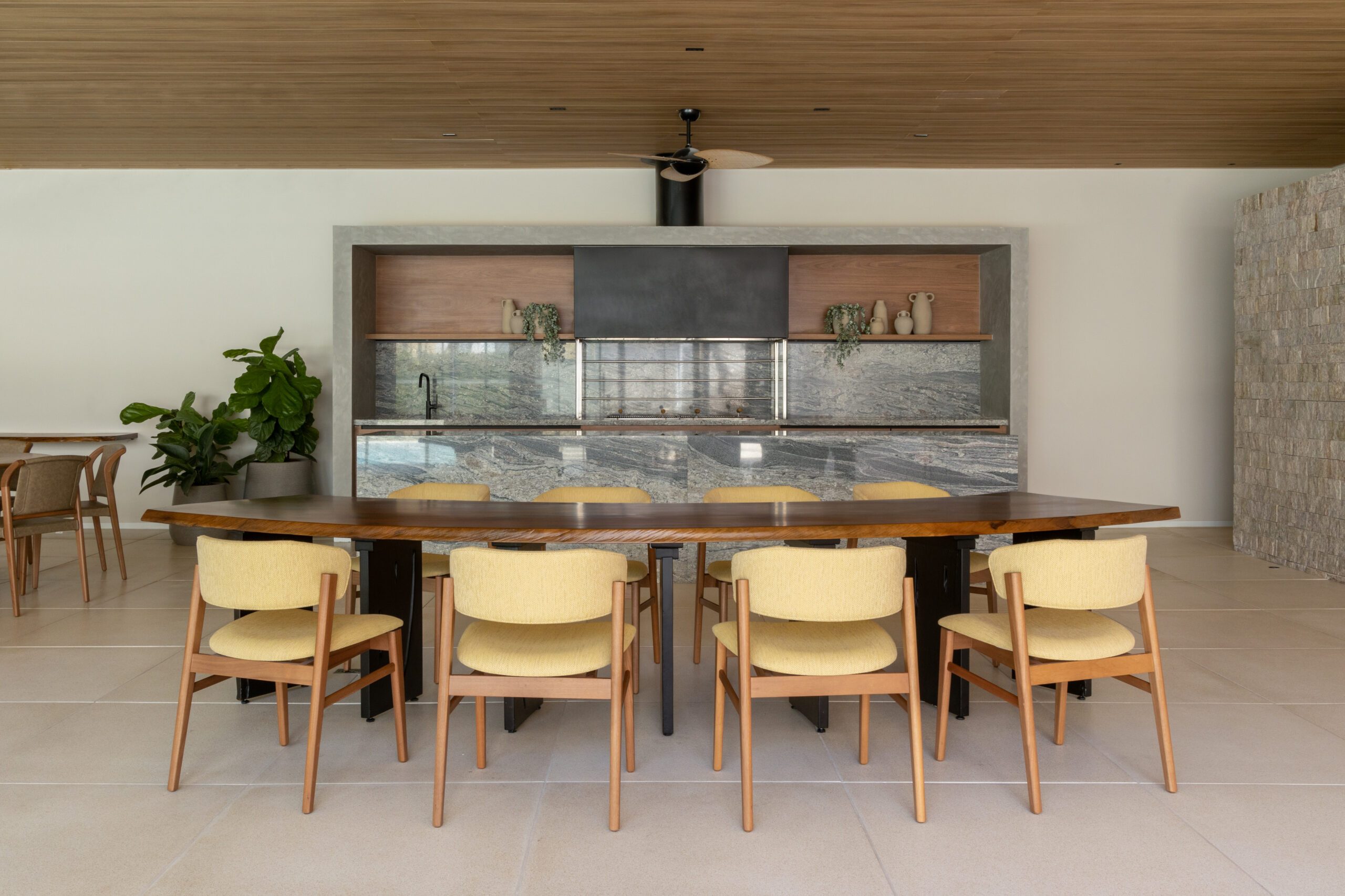 A estética da exclusividade: como a mesa de jantar em madeira maciça define a área gourmet de luxo