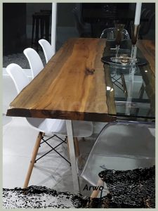 Mesa com tampo em madeira maciça