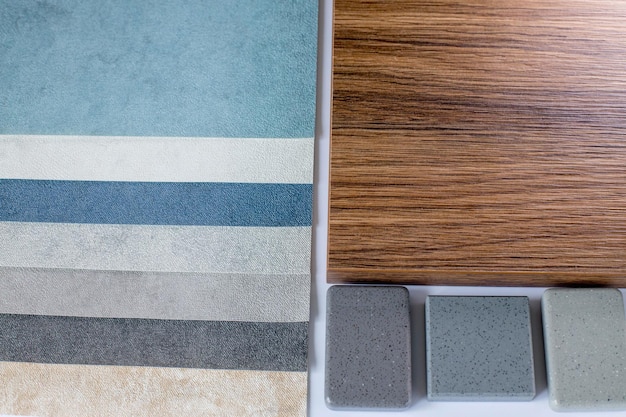 amostras de materiais de acabamento em close-up, incluindo vários laminados de madeira papel de parede interior cinza pedra artificial