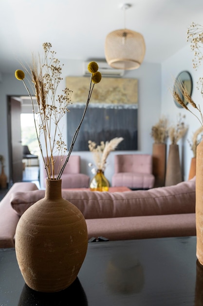 Belo interior da sala de estar em nova casa de luxo com vista para a cozinha Interior da casa